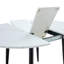 Ensemble de table et de chaises. Table de salle à manger extensible moderne en panneau de fibres à densité moyenne. La table possède un design télescopique, convenant à des rassemblements de différentes tailles.-105490991-105490992