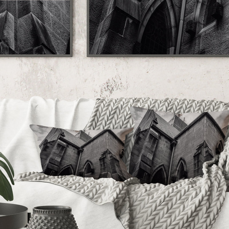 Édifice de l'architecture gothique en noir et blanc - Coussin décoratif à imprimé rétro, 18 po x 18 po