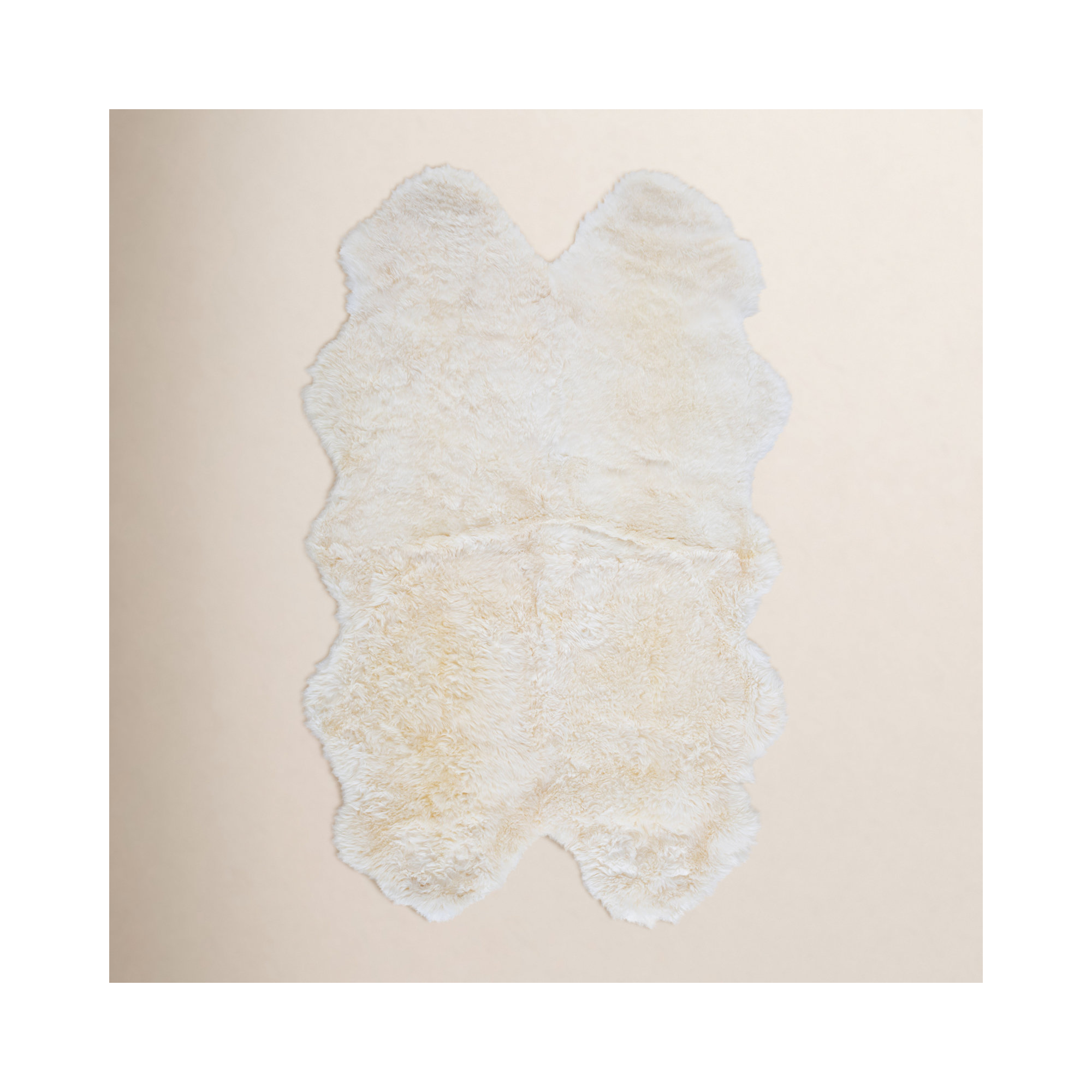 Mera Handmade Sheepskin White Area Rug, Rectangle 4' x 6'