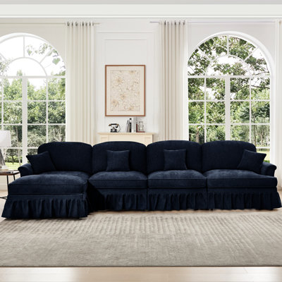 Chenille bleue à quatre places modulaire avec dossier en forme de fleur, accoudoirs évasés et mobile pour des configurations modulaires avec pétales modulaires, jupes amovibles et coussins décoratifs