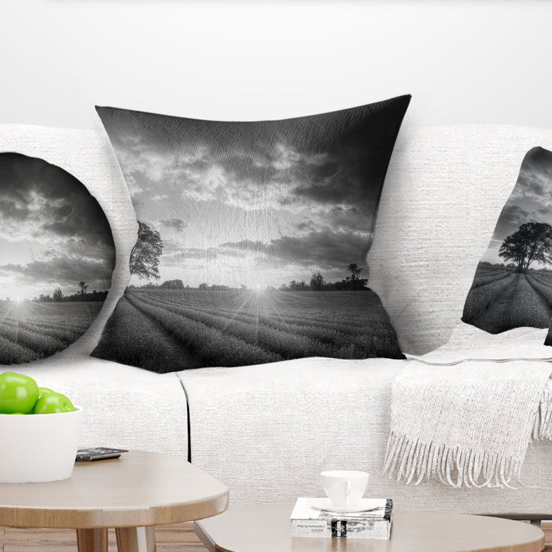 Coussin fleur sur un champ de lavande, 16 po x 1 po, Noir / blanc, Coussin décoratif