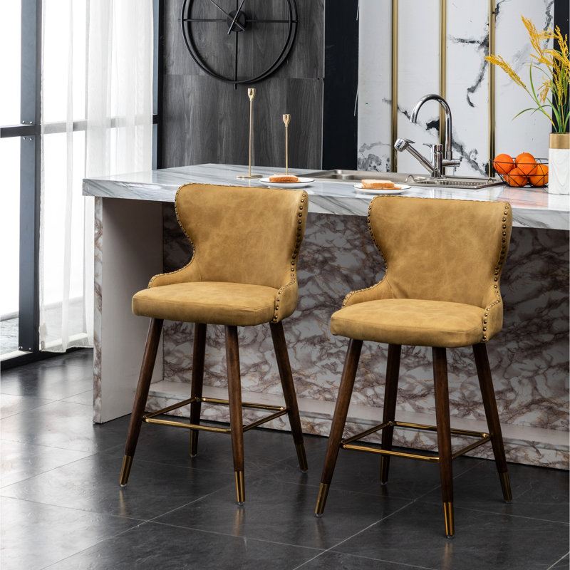 Tabouret de comptoir jaune de style Mid-Century moderne à 2 boutons, revêtement en tissu, garniture cloutée, paire de pieds en bois massif, siège incurvé, repose-pieds en métal