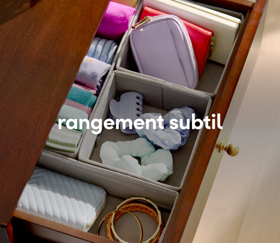 Rangement de tiroir organisé avec des fournitures colorées et des séparateurs de compartiments.