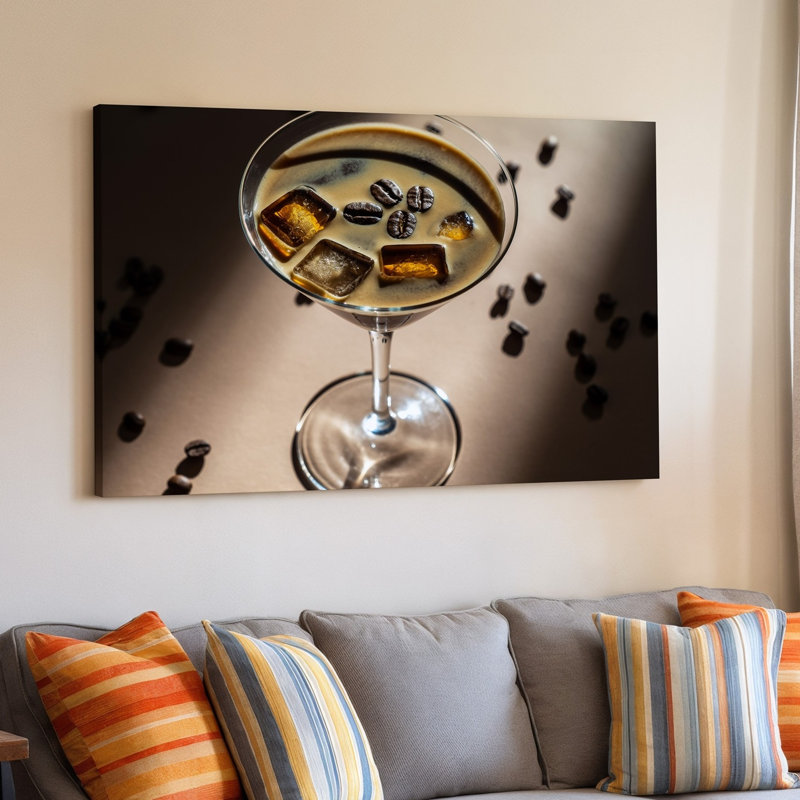 Toile, un élégant martini espresso repose élégamment dans un martini classique, H 9 po x l 12 po