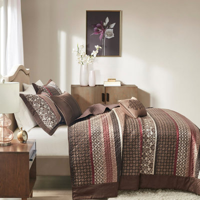 Grand couvre-lit rouge avec couvre-lit plissé et brodé, dos de couleur unie Medallion