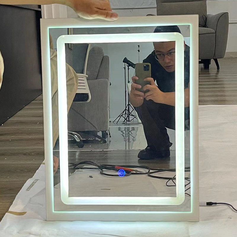 Miroir à DEL 16 po x 21 po coulissant à commande tactile de petite taille, à changement de couleur, réglable en luminosité
