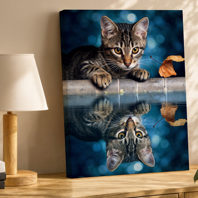 Toile, une image captivante avec un petit chat tigré avec des motifs de fourrure complexes de rayures foncées et claires empoisonnées gracieusement sur toile