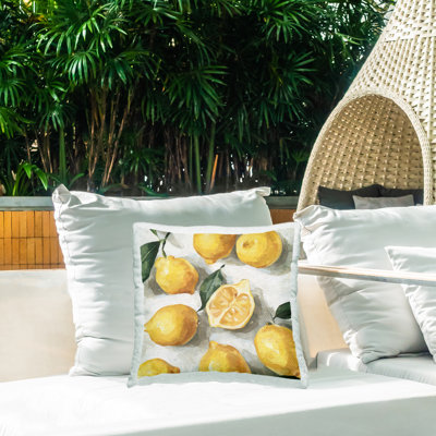 Coussin d'extérieur à motif campagne citrons sur fond blanc par Emma Caroline