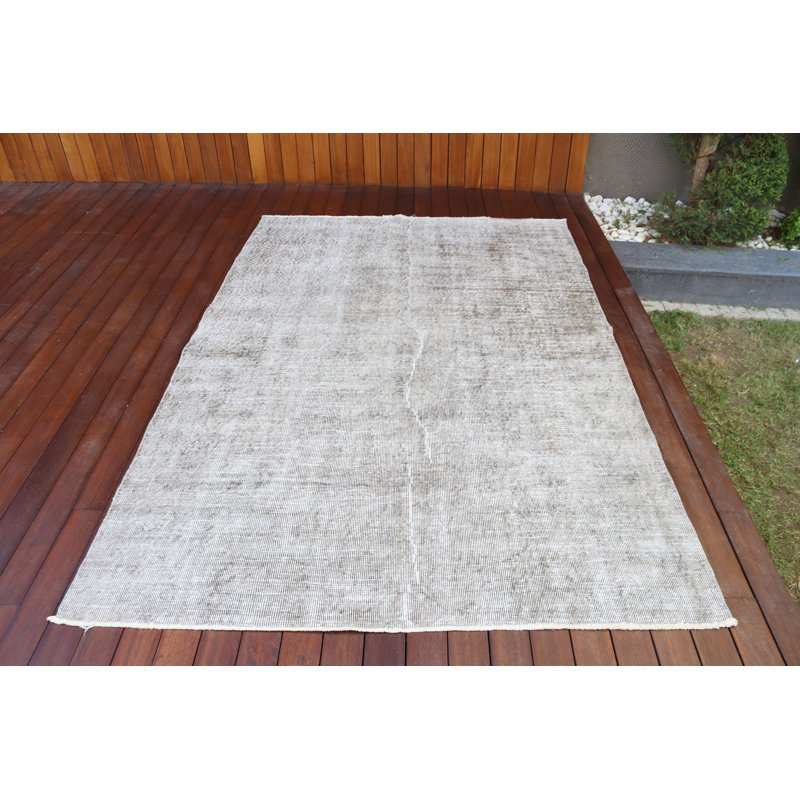 Elegant Neutral Tone Area Rug With Minimalist Design Perfect For Modern Home Decor Crafted From Soft And Durable Fabric