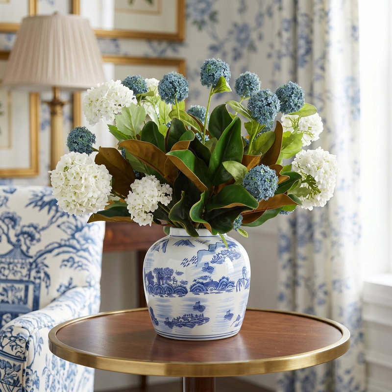 Viburnum et arrangement de magnolia dans un vase décoratif en céramique