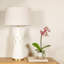 Lampe de table conique Adeline en grès avec glacis craquelé crème et abat-jour en lin naturel