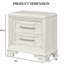 Table de chevet de style traditionnel avec ports USB, décorations ornées et tiroirs en queue d'aronde pour un décor de chambre à coucher élégant