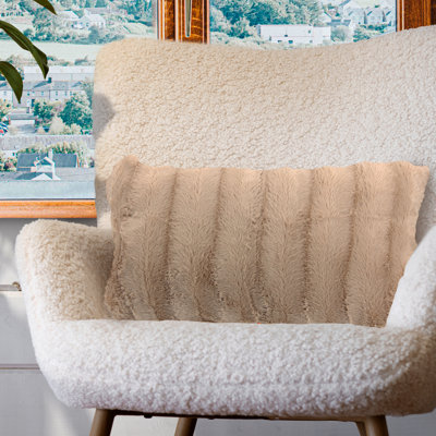Housse de coussin en fausse fourrure Tsuguko
