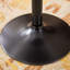 Table de bar ronde avec pieds et base en métal, jumelée à des tabourets de bar réglables en cuir reconstitué pour un ensemble de bar complet