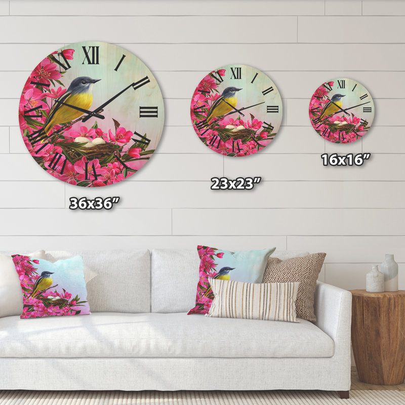 Petit oiseau près du nid avec horloge murale en bois, Grand