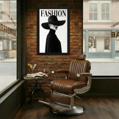 Mannequin en chapeau noir et cape