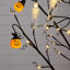 4 pi. Arbre d'ornement artificiel pré-éclairé avec citrouilles et crânes d'Halloween avec 64 lumières DEL blanc chaud