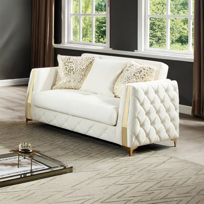 Causeuse rembourrée Lippa en tissu blanc cassé avec pieds en acier inoxydable doré, rembourrage en mousse et structure en bois robuste