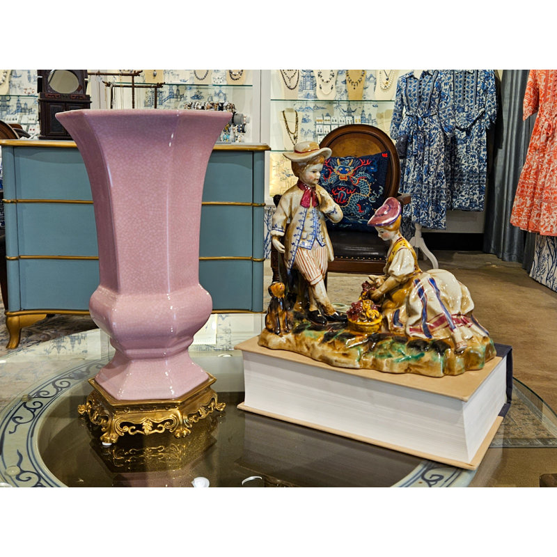 Vase hexagonal en porcelaine rose avec bronze Ormolu dans une collection rose tendre