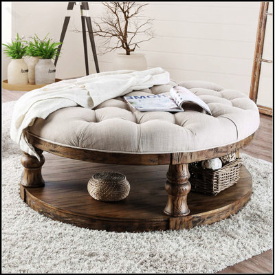 Table basse ronde en bois de style rustique avec finition en chêne antique, pieds tournés et tablette ouverte pour le rangement