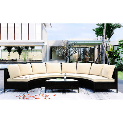 Ensemble de jardin 5 pièces Brown Pe, comprenant une table en verre trempé, des coussins beiges, des oreillers haut de gamme, une structure en acier et une structure en acier résistant aux intempéries.