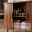Buffet Boho avec portes coulissantes, buffet de rangement Curvy Edge