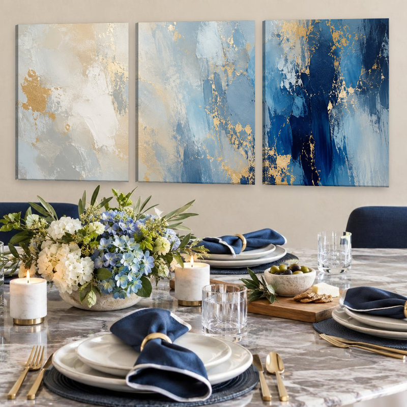 Ensemble exclusif de 3 toiles panoramiques abstraites grand format, bleu, blanc et or, à la texture luxueuse. Décoration murale idéale pour le salon, la chambre à coucher et le bureau.