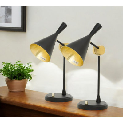Deux pièces de lampes de table géométriques en métal noir 23 po avec abat-jour conique noir et or Devansh