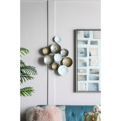 Décoration murale contemporaine en métal 24,5 po x 18 po - idéale pour diverses occasions Décoration décorative dorée et blanche parfaite pour tous les événements + sculpture d'art moderne