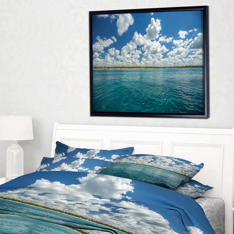 «White Fluffy Clouds Over Sea», reproduction de photo sur toile tendue encadrée, H 28 po x l 60 po x P 1,5 po, Cadre noir
