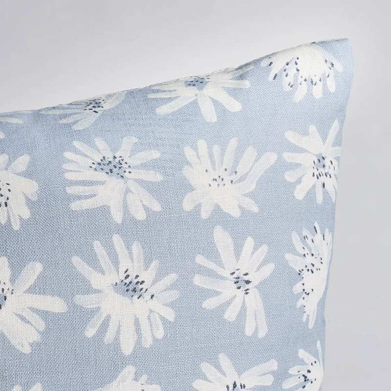 Coussin Schumacher x Caroline Z Hurley Meadow Rock, 18 po x 18 po, Bleu