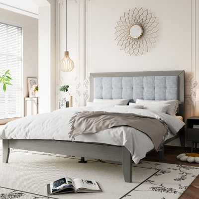 Grand lit, plateforme en bois massif, tête de lit tapissier carrée, thème Mid-Century, ton gris, lattes à haute densité, bois, aspect, finition, structure, qualité