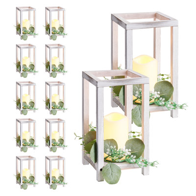 Ensemble de 12 lanternes en bois (36 pièces) pour centre de table de mariage, comprenant 12 lanternes en bois, 12 bougies DEL sans flamme et 12 couronnes de feuilles d'eucalyptus. Parfait pour une décoration de table champêtre ou de mariage. Couleur : blanc.
