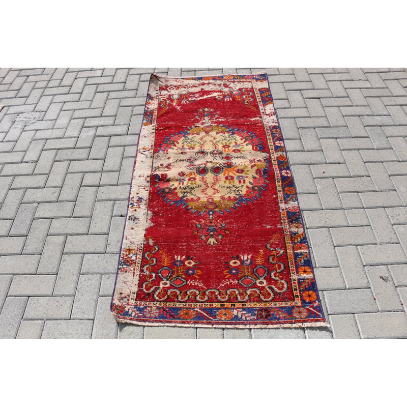 Découvrez le tapis turc qui ajoute une touche rétro à n'importe quelle pièce avec son accent rouge audacieux