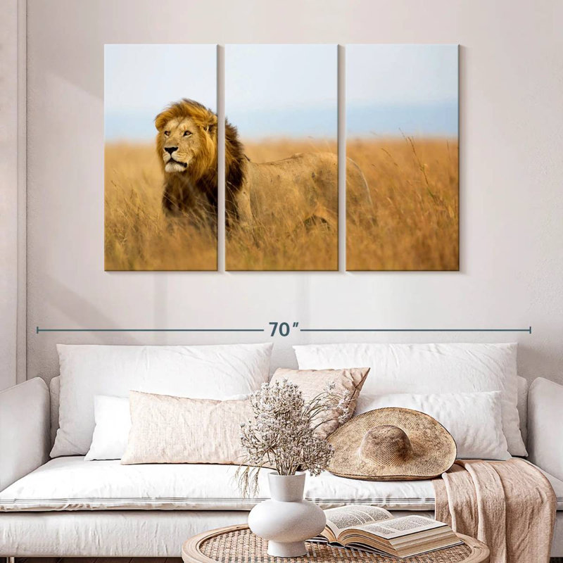 Lion Brampt chassant en safari, H 32 po x l 50 po