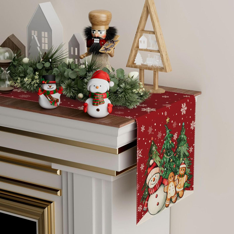 Hiver bonhomme de neige bonhomme de pain d'épice, arbre de Noël, chemin de table de Noël, décoration de table pour la fête, cuisine, salle à manger, décor des fêtes