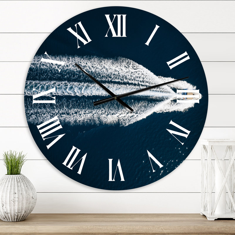 Vue aérienne d'un bateau rapide en mer Méditerranée - horloge murale traditionnelle, Surdimensionné