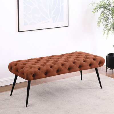 Banc rembourré rouille avec boutons - Design, siège et pieds en métal pour la vie primaire, pieds thermolaqués noirs, profondeur de 20 pouces