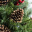 Grand sapin de 4 pi avec baies rouges réalistes et pommes de pin naturelles