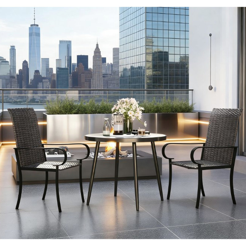 2 chaises de salle à manger avec dossier haut pour terrasse extérieure. Assise profonde et confortable, structure en acier inoxydable, assemblage requis. Idéales pour la terrasse, avec accoudoirs et dossier haut. Espace détente. Inclus.
