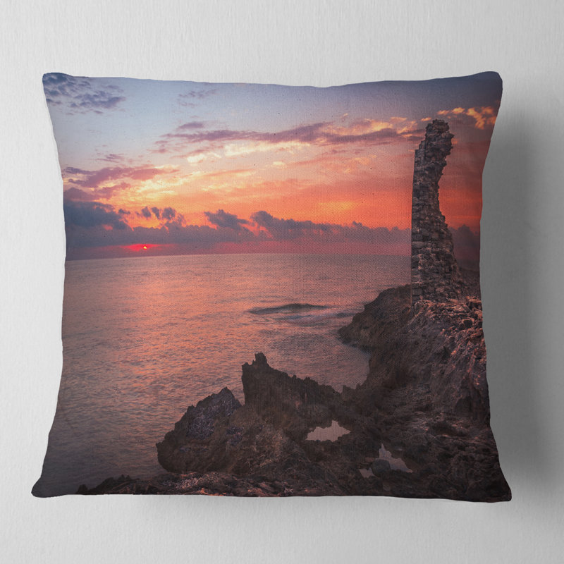 Coussin décoratif Red Rocky Beach with Antique Ruins - Sea & Shore, 16 po x 1 po, Carré