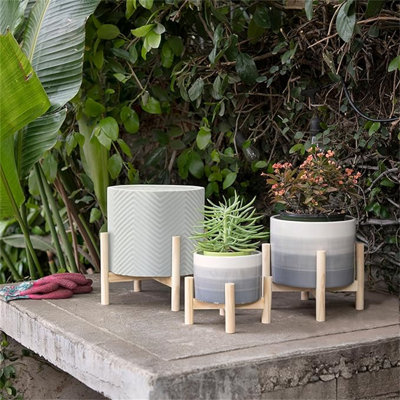Pot à fleurs 12 po en céramique - Pot tendance blanc surélevé sur un support en bois avec motif à chevrons - Pour les plantes d'intérieur ou d'extérieur, excellente idée de cadeau pour les amateurs de plantes