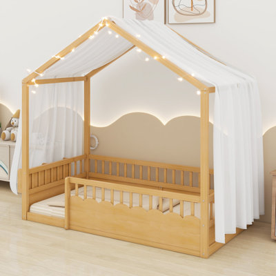 Lit Montessori au sol avec baldaquin et barrières de sécurité, pièce maîtresse idéale pour une chambre ou une salle de jeux confortable