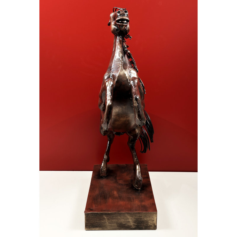Statue de cheval jaillissant