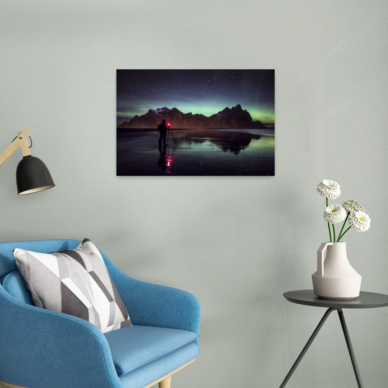 Reflets des aurores boréales sur les montagnes - Impression d'art mural côtier spectaculaire, éthéré et serein, 16" H x 24" W