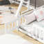 Lit double confortable avec garde-corps et structure de tente en blanc - Construction élégante-1090958424