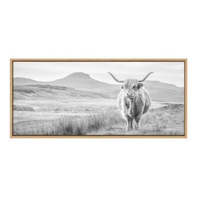 «Highland Cow Mountain Landscape Black and White» par The Creative Bunch Studio, reproduction d'art sur toile encadrée