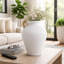 Grand vase décoratif avec poignée en rotin pour la maison - Vase à fleurs contemporain pour décoration de table, de salon ou de vestibule - 17 po, blanc