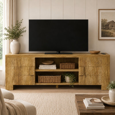Meuble télé de style champêtre de 70,1 po de large pour téléviseurs jusqu'à 80 po avec prise de courant, armoires de rangement et étagères ouvertes.
