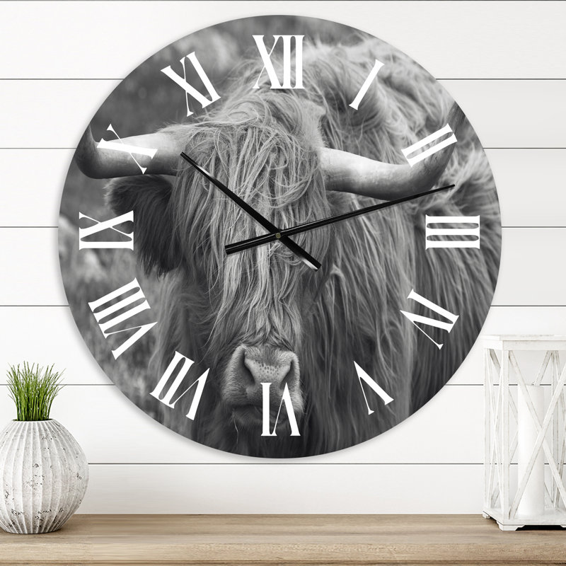 Vache écossaise sur une ferme - horloge murale, Moyenne